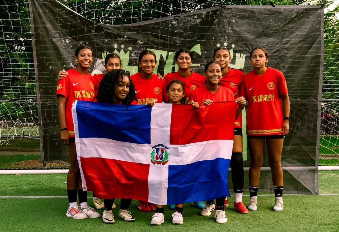 Equipo juvenil dominicano sosteniendo la bandera de República Dominicana
